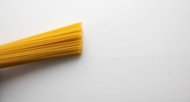 Spagetti, sarı macun beyaz arka planda izole edilmiş.