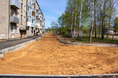 Bir apartmanın bahçesinde asfalt tamiri. Yol tadilatı. Asfalt yolların onarımının ayrıntıları