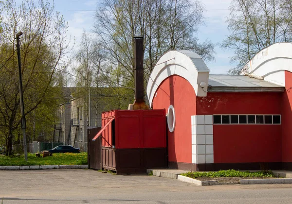 Ein Altes Rotes Gebäude Mit Einem Schwarzen Schornstein Und Einem — Stockfoto