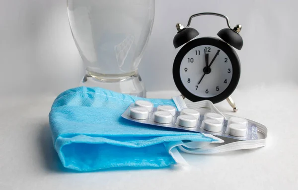 Medische Masker Pillen Een Glas Water Naast Klok Een Witte — Stockfoto