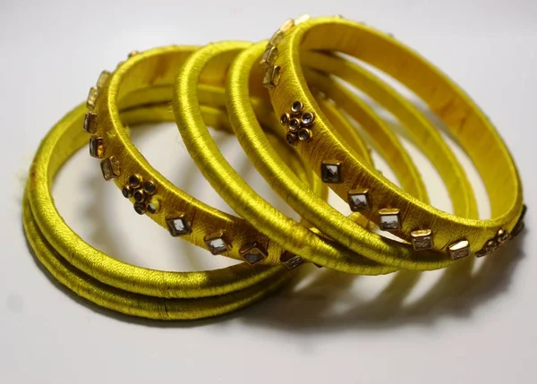 Bänke als Schmuck zur Verschönerung von Frauen und Mädchen — Stockbild Bänke — Stockfoto