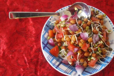 Sabah akşam çayla kahvaltı.