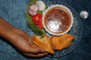 Kızarmış ya da salatalı hamur işi.