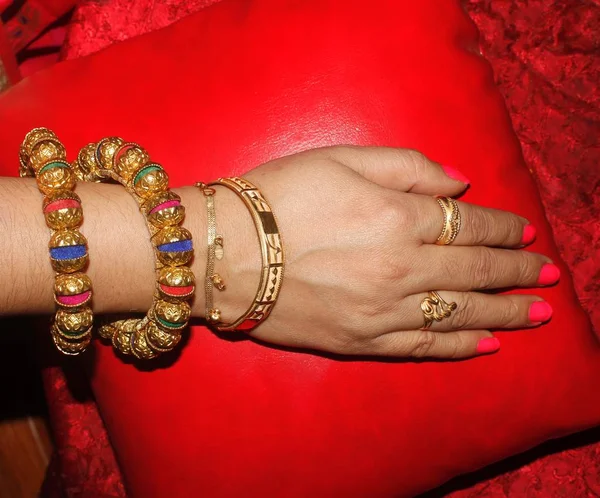 Manos de mujer con adornos y brazaletes — Foto de Stock
