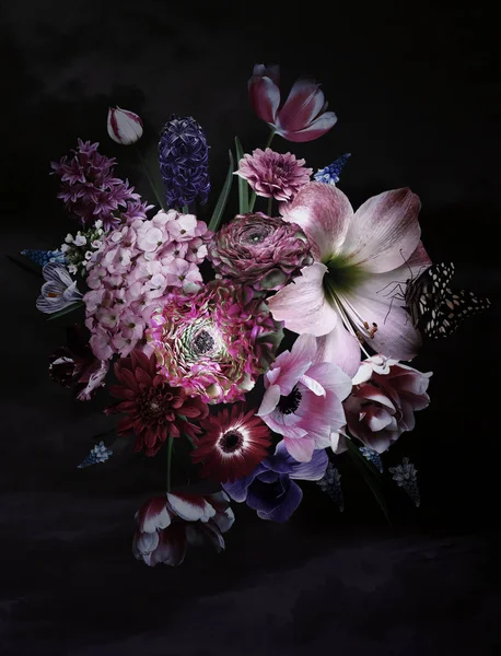 Bouquet de belles fleurs de jardin de printemps sur noir . — Photo