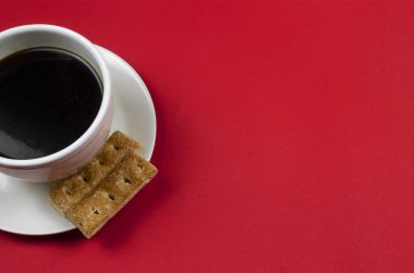 Cyan mavisi kurabiyeli kahve fotoğrafı ve fotokopi alanı olan saf kırmızı arkaplan.
