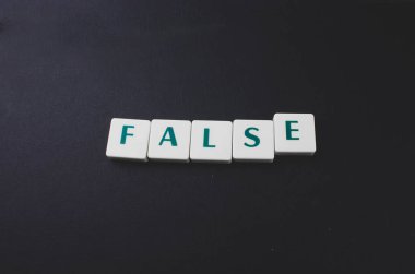 Tek bir yanlış kelime. Ahşap Scrabble harflerinin fotoğrafı.