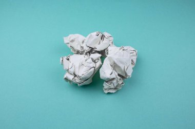 Beyaz bir kağıt çarşaf buruşturdum. Fotoğraf: Mavi arka planda