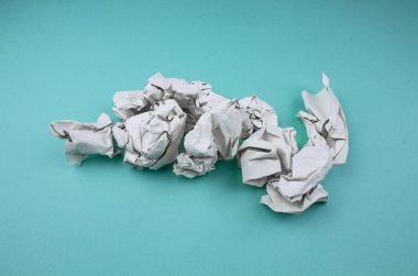 Mavi arkaplan üzerine beyaz bir kağıt buruşturdum.
