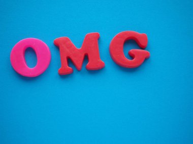 Aman Tanrım, buzdolabı mıknatıslarıyla yazılmış OM G harfleri. 