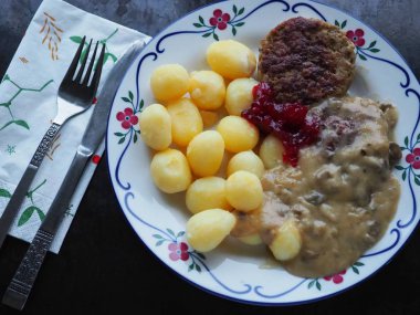Et, sos ve yaban mersini reçelli patates. Geleneksel İsveç yemeği..
