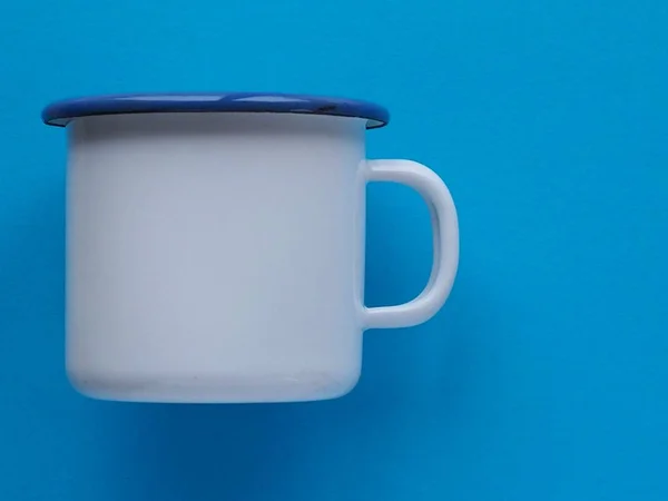 Белая Пустая Чашка Синем Фоне — стоковое фото