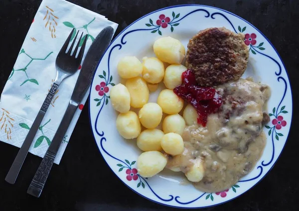 肉とジャガイモ ソースとリンゴンベリージャム 伝統的なスウェーデン料理のパンビフ — ストック写真
