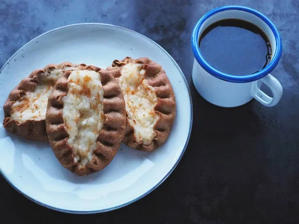 Παραδοσιακές Φινλανδικές Καρελιανές Πίτες Και Ένα Φλιτζάνι Μαύρο Καφέ Royalty Free Εικόνες Αρχείου