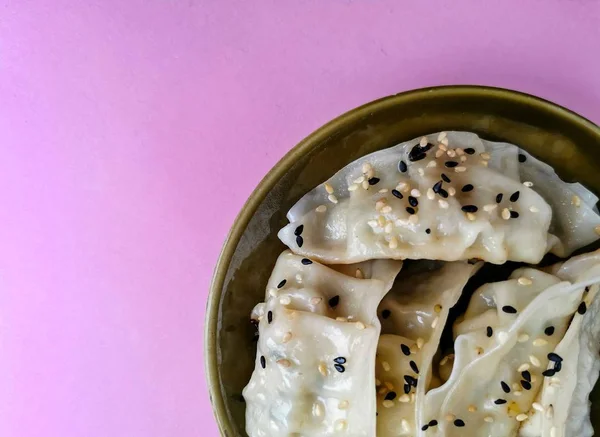 Dumplings Japoneses Gyoza Sobre Fondo Rosa Con Espacio Para Copiar — Foto de Stock