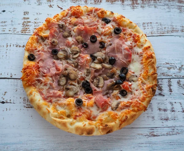 Pyszna Włoska Pizza Szynką Oliwkami Grzybami — Zdjęcie stockowe
