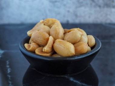 Bir kasede tuzlanmış fıstık.