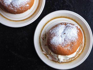 Koyu arkaplanda geleneksel İsveç semla çörekleri