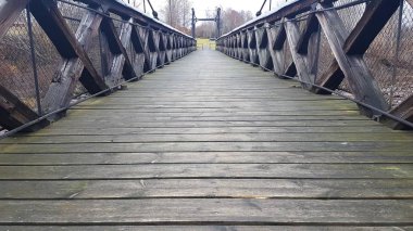 Sonbaharda eski ahşap köprü.