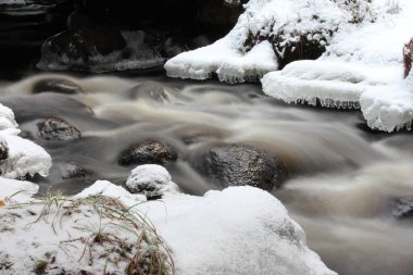 Karlı soğuk kış deresi