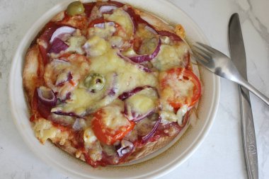 Ev yapımı tortilla pizza. 