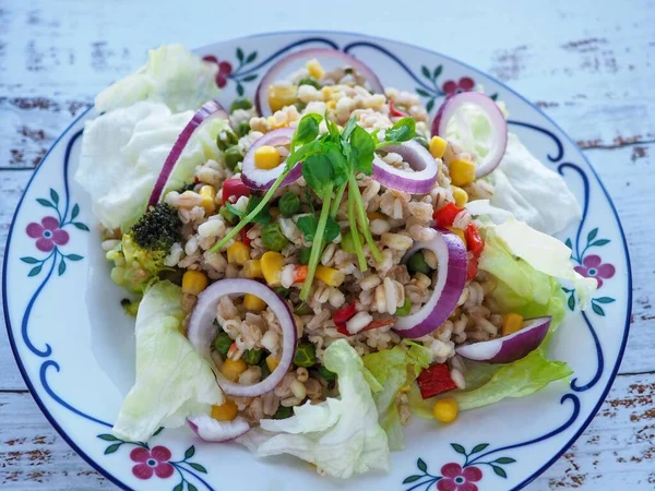 Insalata Vegetariana Orzo Con Lattuga Cipolla Rossa Mais Dolce Piselli Immagine Stock