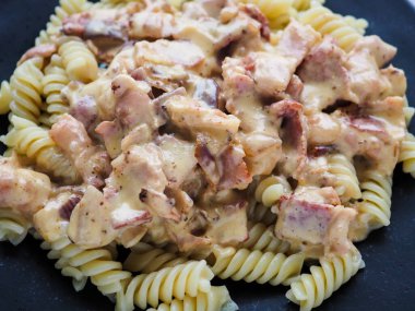 Pastırma soslu ev yapımı makarna.