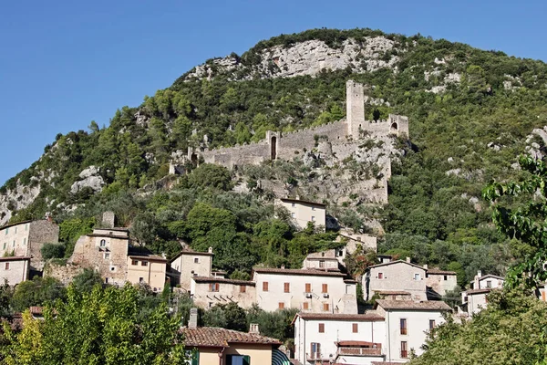 Vislumbre de Ferentillo, Precetto y las ruinas de su fortaleza — Foto de Stock