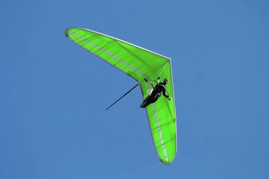 Serbest uçuş, planörüyle uçan pilot.