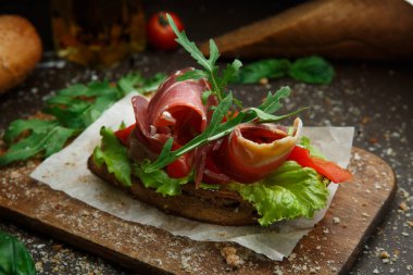 Jambon Biber ve Salata ile