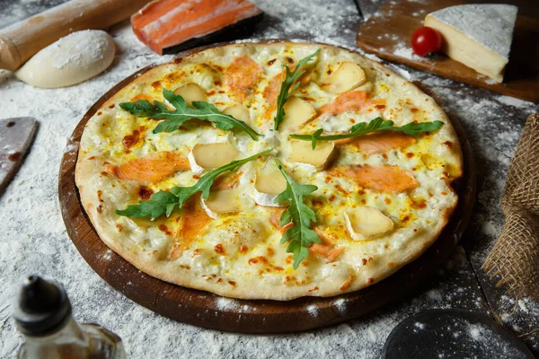 Pizza Italienne Saumon Brie Roquette — Photo