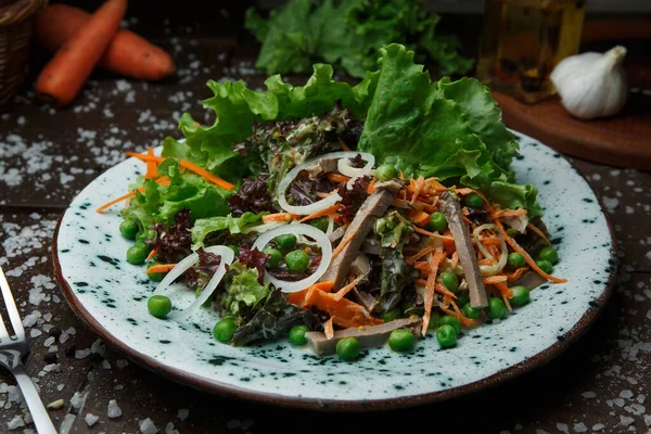 Ensalada Con Guisantes Carne Zanahorias — Foto de Stock