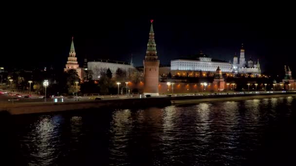 Панарамный вид на башни Московского Кремля и реку — стоковое видео