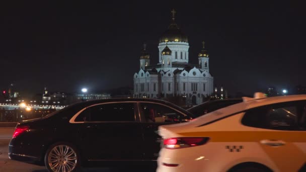 Moskau, russland - 26. oktober 2019: abendliche erschießung der moskauer christ der retter tempel im vordergrund ist eine taxifahrt — Stockvideo