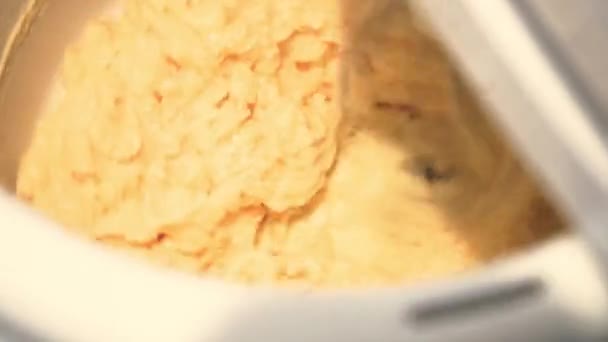 Crème pétri dans un bol de mélangeur 