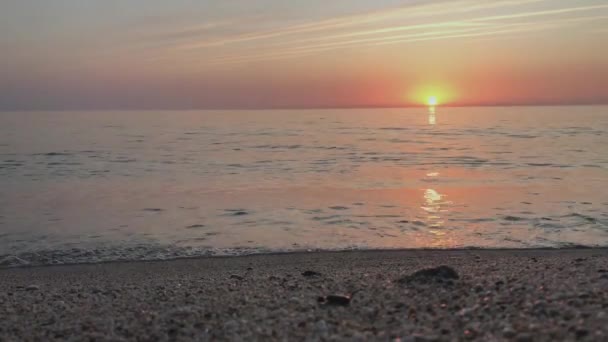トルコの国で日没の都市の壁とクレオパトラビーチ。Alanyaの南海岸にある頑丈な岩場の岬。クリスタルウォーターと柔らかい海の風はあなたに右の夏休み感を与えます。ロングショット — ストック動画