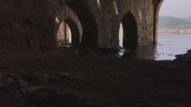 Açık denize erişimi olan antik taş tersanesi. Taş kemerler ve duvarlar