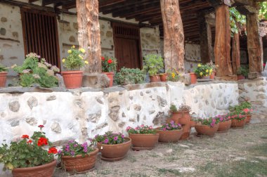 Bir küçük müştemilat avluya