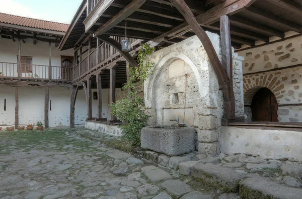 Eski vintage taş çeşme