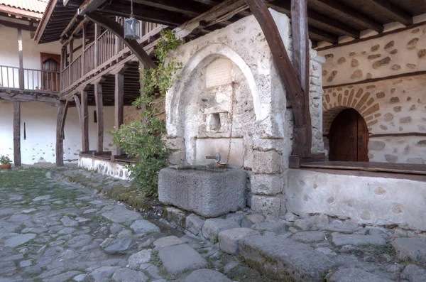 Eski vintage taş çeşme