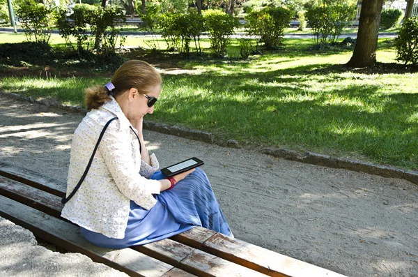 Jovem mulher leitura livro — Fotografia de Stock