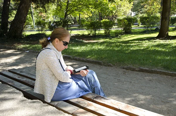 Kitap okuyan genç bir kadın