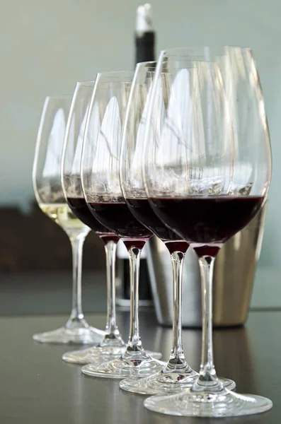 빨간색과 흰색 와인 안경 — 스톡 사진