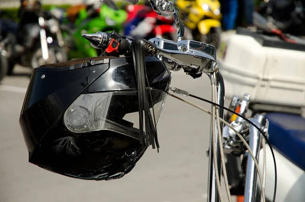 Moto helm op stuur van de motorfiets — Stockfoto