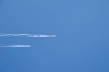 İki uçak paralel olarak uçan