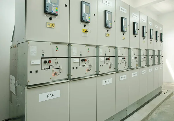 Aparatos de conmutación en la sala eléctrica — Foto de Stock