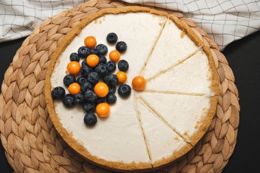 Dilimlenmiş ve böğürtlenlerle süslenmiş kremalı peynirli kek. Ev yapımı pişirme. Doğum günü pastası