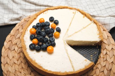 Yabanmersinli ev yapımı cheesecake ve physalis. Klasik cheesecake. Güzel pasta.
