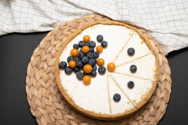 Yabanmersinli ev yapımı cheesecake ve physalis. Klasik cheesecake. Güzel pasta.