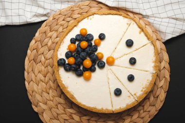 Yabanmersinli ev yapımı cheesecake ve physalis. Klasik cheesecake. Güzel pasta.